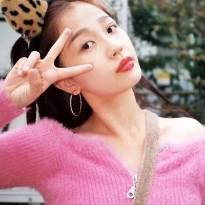 玻璃橱窗中的姑娘